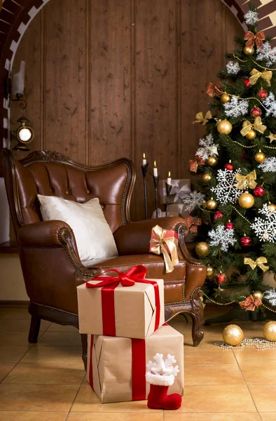 Geschenke neben dem Weihnachtsbaum — Stockfoto