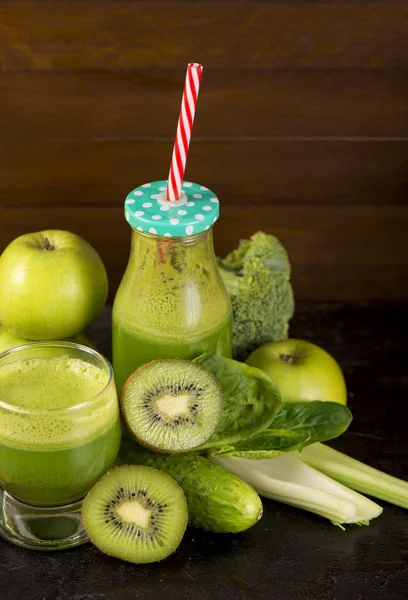 Ispanaklı izole bir kavanoz kupa sağlıklı yeşil smoothie — Stok fotoğraf