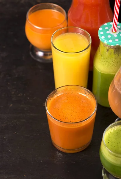 Fruit and vegetable juices on a dark background — Stock Photo, Image