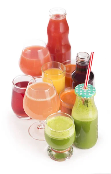 Verres aux jus de fruits et légumes frais bio isolés sur blanc . — Photo