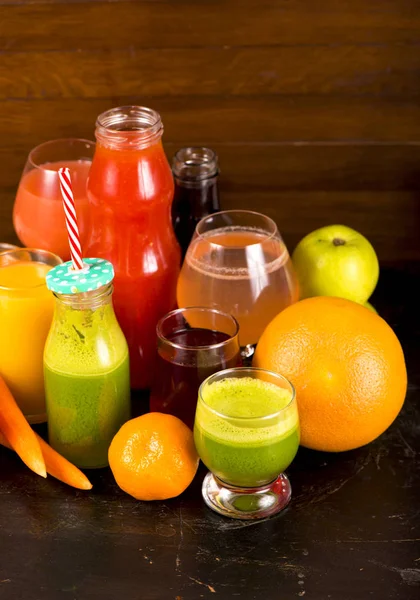 Fruit and vegetable juices on a dark background — Stock Photo, Image