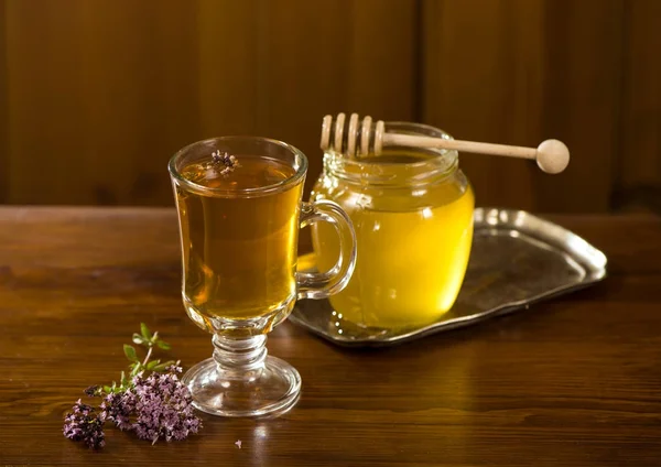 Ramo de plantas medicinales, té y miel — Foto de Stock