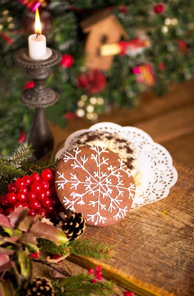 Decoración navideña con galletas sobre un antiguo fondo de madera . — Foto de Stock