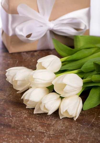 Tulipanes blancos sobre fondo de madera — Foto de Stock