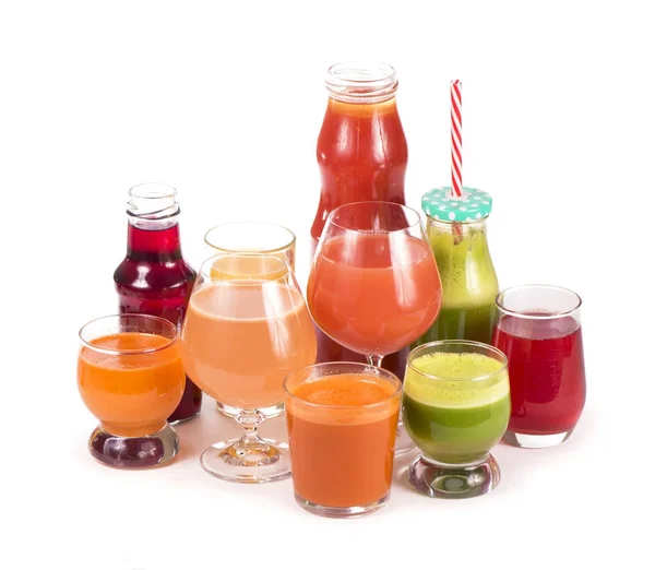 Vasos con zumos de frutas y vegetales orgánicos frescos aislados en blanco . — Foto de Stock