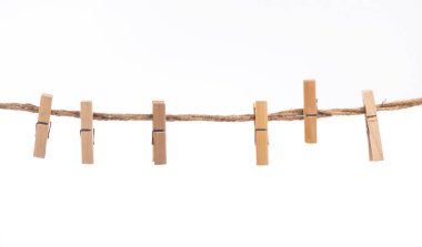 Beyaz bir arka plan üzerinde iple clothespins dönüştürün