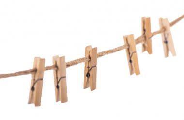 Beyaz bir arka plan üzerinde iple clothespins dönüştürün
