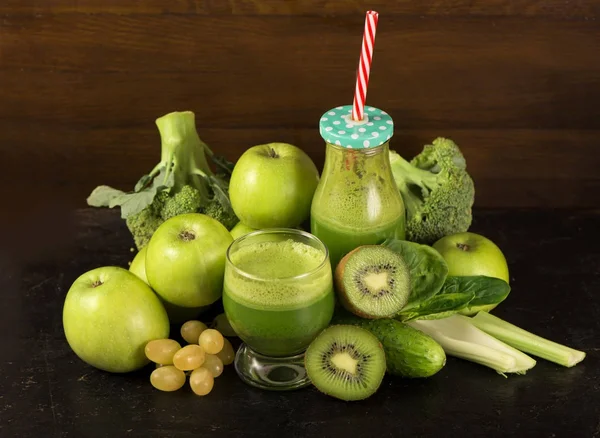 Ispanaklı izole bir kavanoz kupa sağlıklı yeşil smoothie — Stok fotoğraf