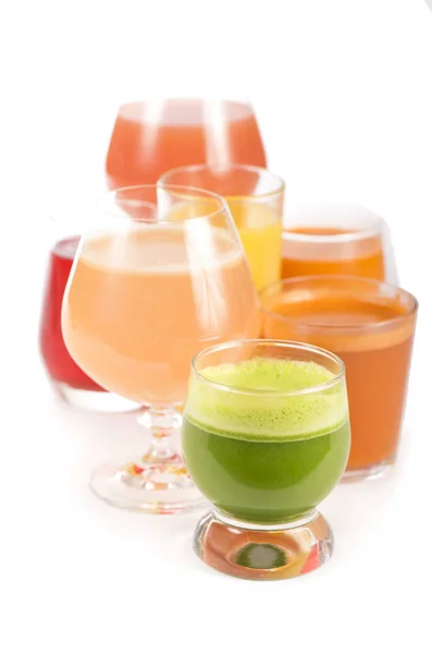 Verres aux jus de fruits et légumes frais bio isolés sur blanc . — Photo