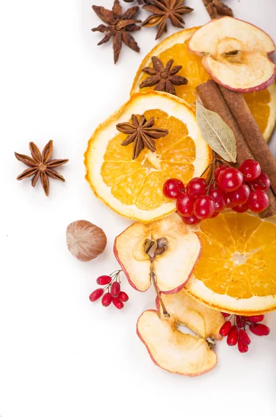 Gedroogd oranje en andere vruchten op een witte achtergrond — Stockfoto