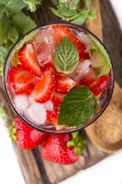 Cocktail Zelfgemaakte Aardbeien Limonade Geserveerd Met Verse Aardbeien Mintand Ijsblokjes — Stockfoto