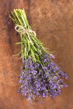 ahşap arka plan üzerinde taze lavanta.