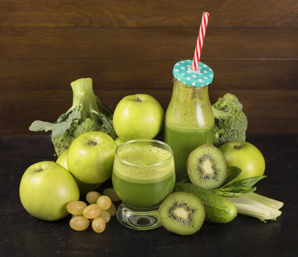 Healthy green smoothie with spinach in a jar mug isolated — Stock Photo, Image