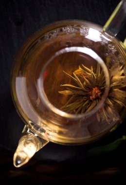 Çay konsepti, çaydanlık ve ahşap zemin.