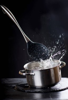 Tavaya bir damla su. Soyut arkaplan