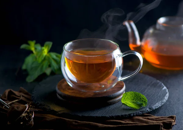 Herbata koncepcja, czajnik z herbatą otoczony na tle drewna — Zdjęcie stockowe
