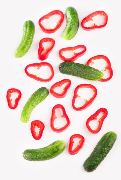 Verduras Aisladas Que Caen Rodajas Pepino Pimiento Rojo Sobre Fondo —  Fotos de Stock