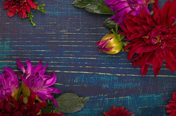 Vacker Bukett Dahlia Blommor Den Gamla Trä Bakgrund — Stockfoto