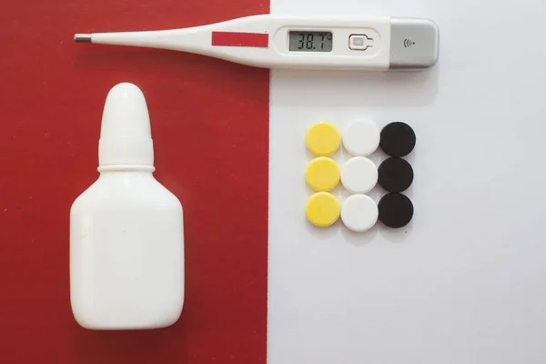 Termometer och piller, medicinering — Stockfoto
