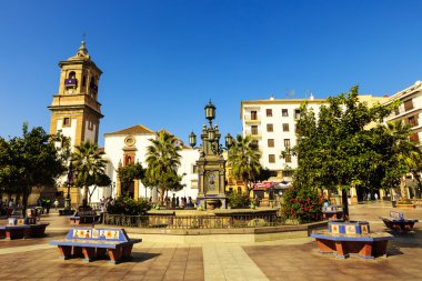 Kilise bir İspanyol kasabasında eski kare.