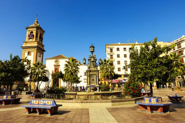 Plaza antigua con iglesia en una ciudad española . —  Fotos de Stock