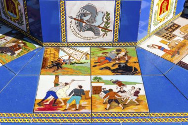 Bir şekilde dekore edilmiş banklar eski İspanyol kasabasında Fayanslarda.