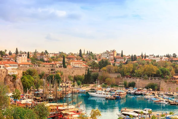 Old Antalya, pequena seção histórica no centro da moderna cidade alastrando . — Fotografia de Stock