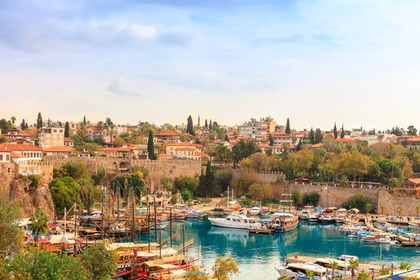 Vieux Antalya, petit quartier historique au centre de la ville moderne tentaculaire . — Photo