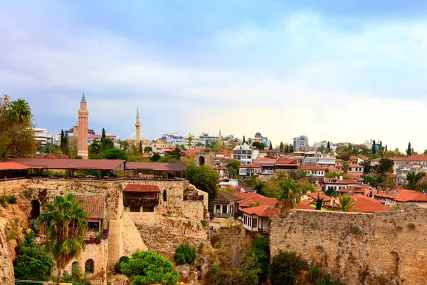 Old Antalya, small historic section at the centre of modern sprawling city. — Stock Photo, Image