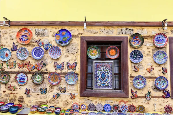 Exhibición hecha a mano de la cerámica en un bazar de la calle . — Foto de Stock