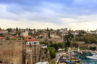 Eski Antalya, modern yayılan şehir merkezinde küçük tarihi bölümü.