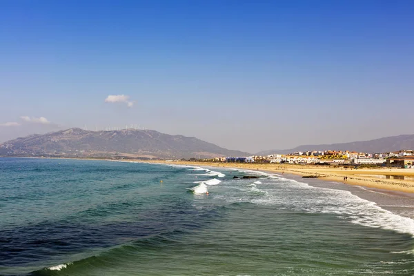 Sandy beach with turquoise waves. — Stock Photo, Image