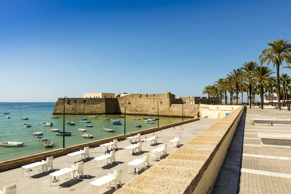 Primera línea de mar con antiguo castillo en Cádiz, España . —  Fotos de Stock