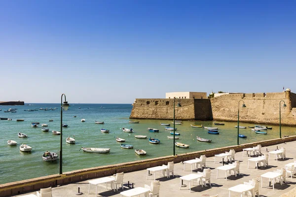 Strandpromenade mit alter Burg in cadiz, Spanien. — Stockfoto