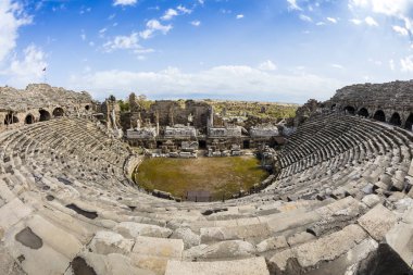 Yan, Türkiye'de tarihi Roma Tiyatrosu kalıntıları.