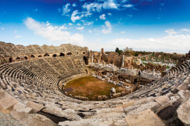 Yan, Türkiye'de tarihi Roma Tiyatrosu kalıntıları.