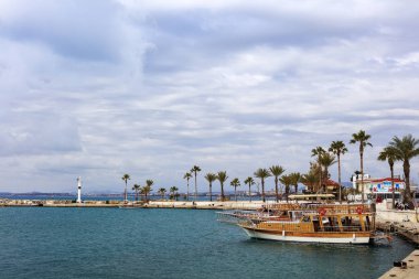 Yanında Türkiye'de deniz manzarası.