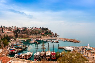 Eski Antalya, modern yayılan şehir merkezinde küçük tarihi bölümü.