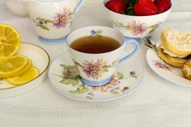 bir antika çay bardağı çay.