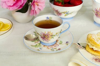 bir antika çay bardağı çay.