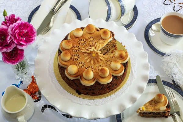 Rund frukt tårta dekorerad med marsipan. — Stockfoto