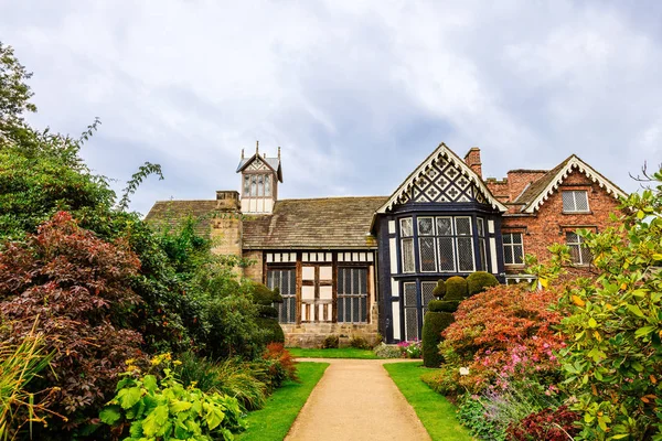 Dřevo orámovaný alžbětinské sídlo v severní Anglii. — Stock fotografie