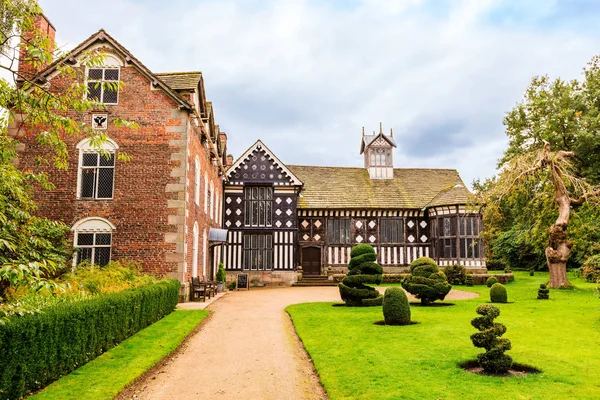 Hout omlijst Elizabethaanse herenhuis in Noord-Engeland. — Stockfoto