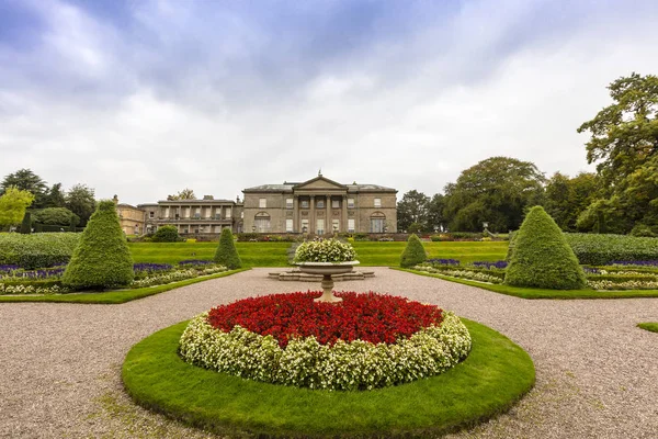 Upravená zahrada a historické sídlo v Anglii. — Stock fotografie