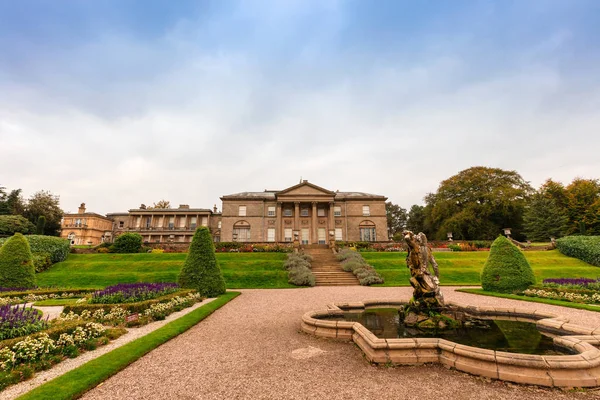 Landschaftsgärten und ein historisches Herrenhaus in England. — Stockfoto