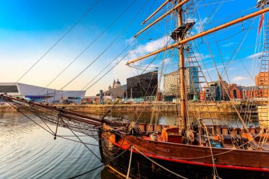 Liverpool, İngiltere'de Albert Dock görünümünü.
