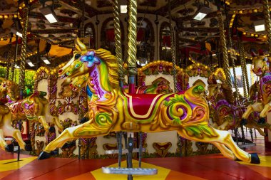 Parlak renkli atlıkarınca midilli.