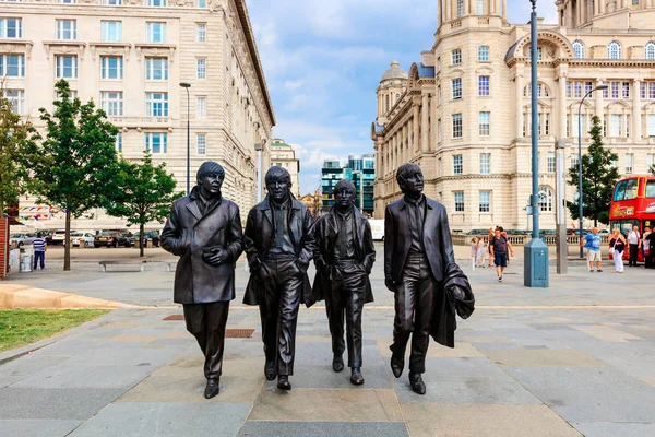 Beatles standbeeld op de waterkant van Liverpool. — Stockfoto