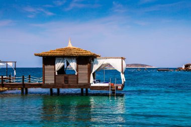 Beach cabana ahşap bir iskele üzerinde.