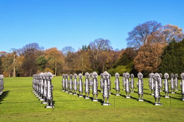 Wakefield, Yorkshire, İngiltere - 24 Kasım 2017: Siyah ve mavi: görünmez adam ve maske siyahlık, bir kitle tarafından Zac Ove özdeş iki metre uzunluğunda şekiller.
